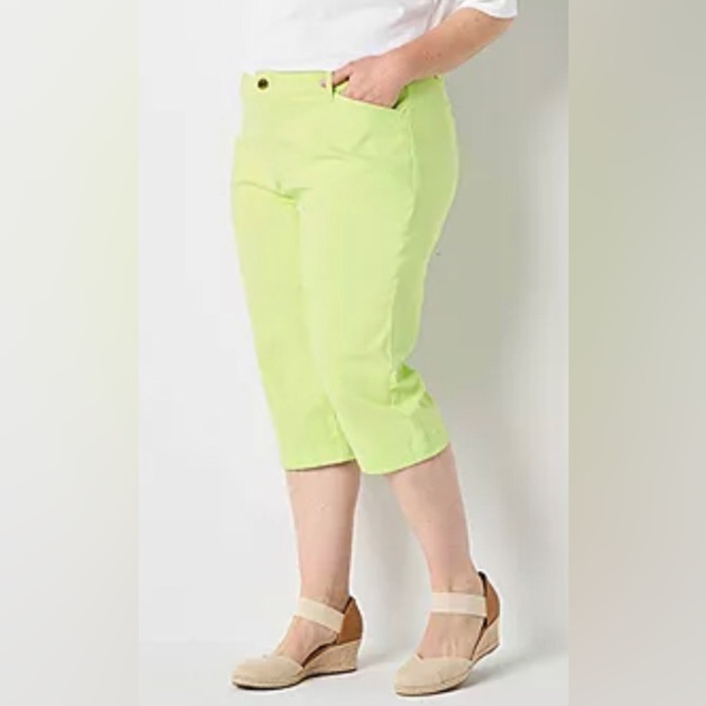 St John’s Bay Women's Size 12 Lime‎ Green Capri Pants